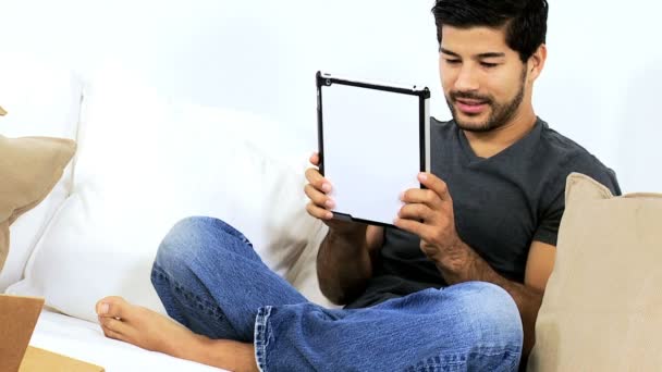 Homme sur canapé utilisant une tablette — Video