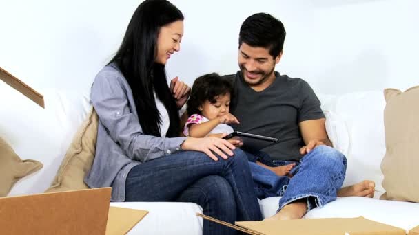 Couple playing games with daughter — Stock Video