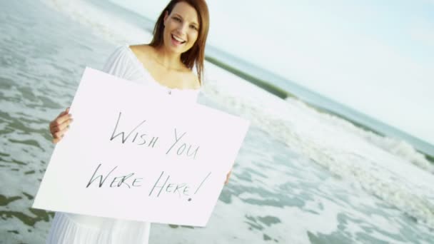 Mesaj panosu ile sahilde kadın — Stok video