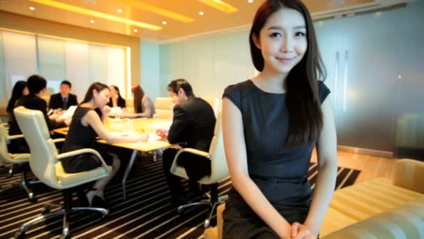 Asiatico businesswoman su financial meeting — Video Stock