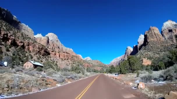Viaje por carretera a través del paisaje desierto — Vídeo de stock