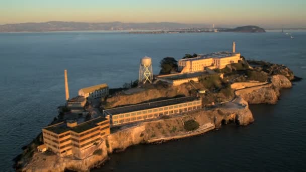 Isla de Alcatraz y Prisión abandonada — Vídeo de stock