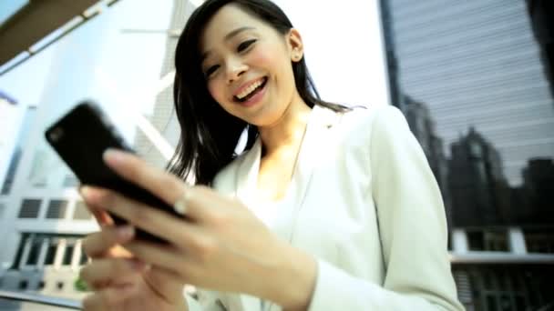 Geschäftsfrau nutzt drahtloses Smartphone im Freien — Stockvideo