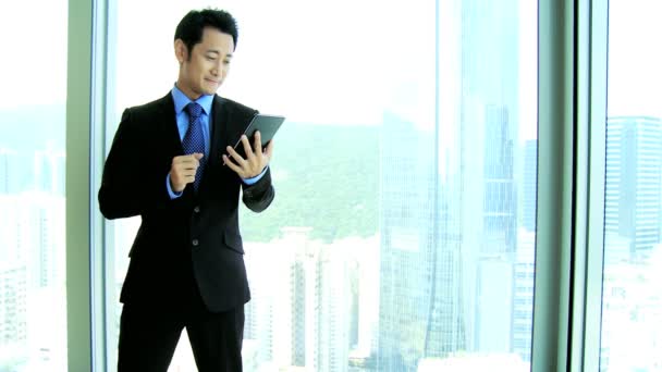 亚洲商人使用无线平板电脑 — 图库视频影像