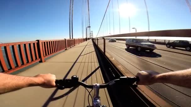 Cykla rider på Golden Gate-bron — Stockvideo