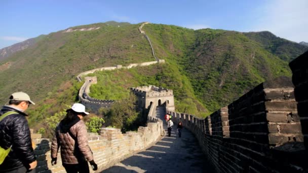 Краєвид Велика Китайська стіна з арки Вартова башта Mutianyu і туристів — стокове відео