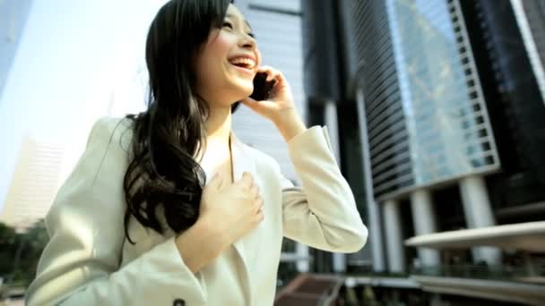 Affärskvinna pratar i mobiltelefon — Stockvideo