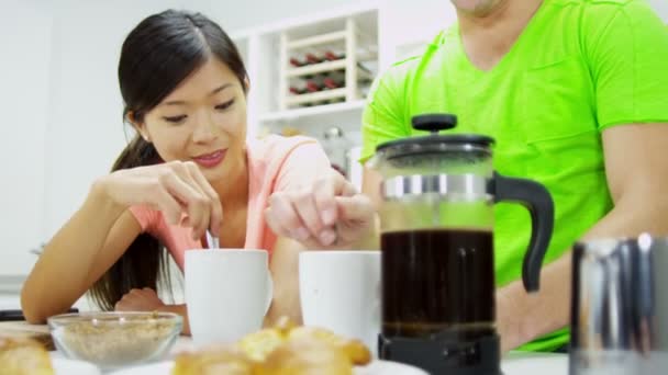 在吃早饭时夫妇与咖啡 — 图库视频影像