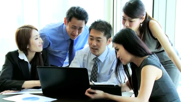 Equipo de negocios en sala de conferencias — Vídeos de Stock