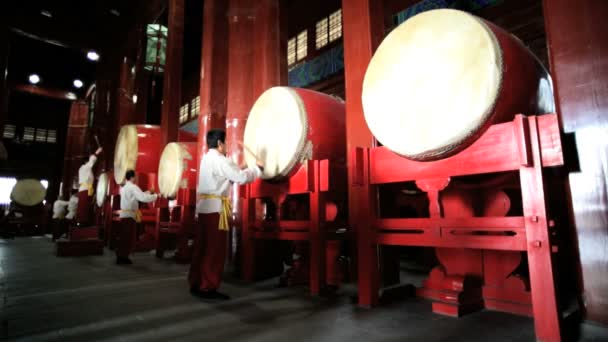 Chinese Musicians playing drums in ancient building Drum Tower — Stock Video