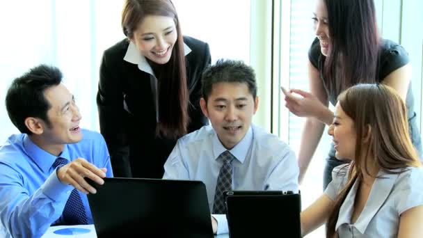 Equipo de negocios en la moderna sala de juntas — Vídeo de stock