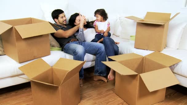 Pareja jugando con hija — Vídeos de Stock