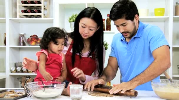 Pareja con hija horneando galletas — Vídeos de Stock