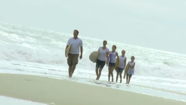 Familie spaziert mit Bodyboards am Strand — Stockvideo