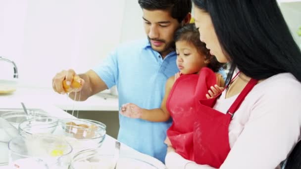 Met dochter voorbereiding ingrediënten (echt) paar — Stockvideo