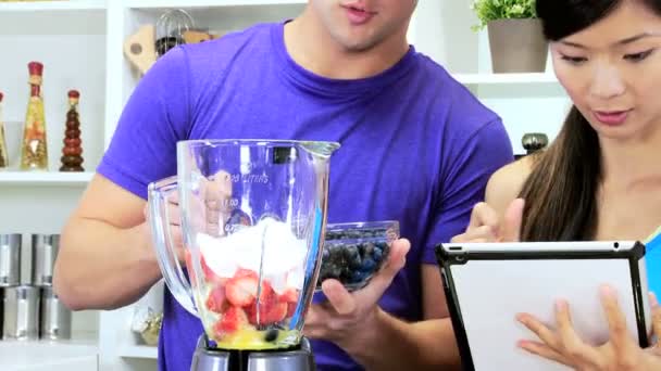 Couple Making Organic Fruit Drink — Stock Video