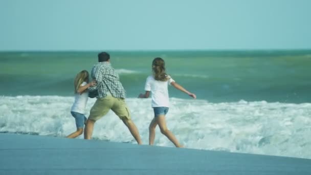 Baba ile kızı kumsalda oynarken — Stok video