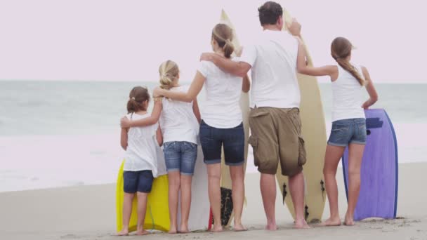 Familie met bodyboards kijken golven — Stockvideo