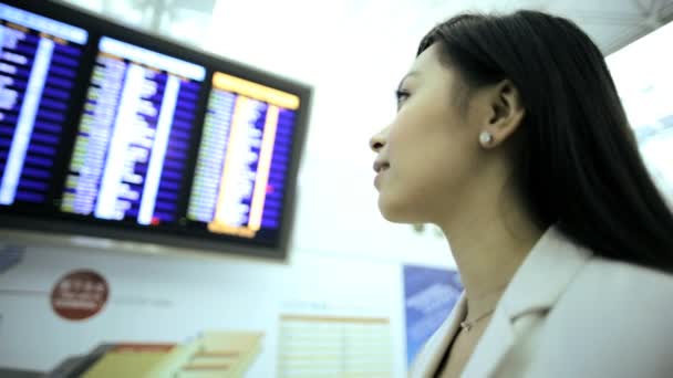 Businesswoman in modern airport — Stock Video