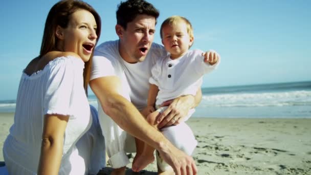 Los padres con su hijo en la playa de arena — Vídeos de Stock