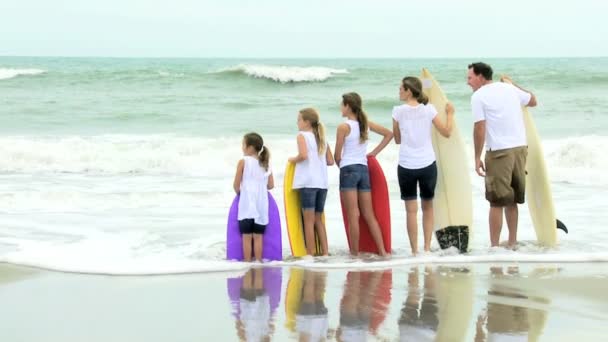 Genitori e figlie sulla spiaggia — Video Stock