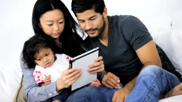 Dívka si hraje na tabletu s rodiči — Stock video