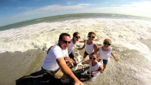 Familia en la playa filmando autorretrato — Vídeos de Stock