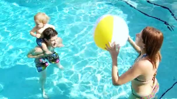 Familia divirtiéndose en la piscina — Vídeos de Stock