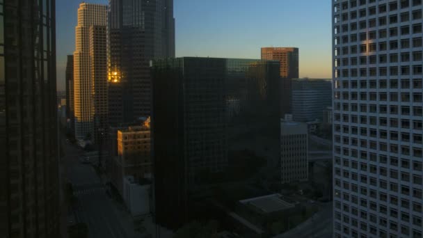Los Angeles-i napkelte ingázó forgalom felhőkarcolók California-Usa — Stock videók
