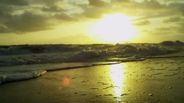 Gouden zonsondergang Over oceaan golven — Stockvideo
