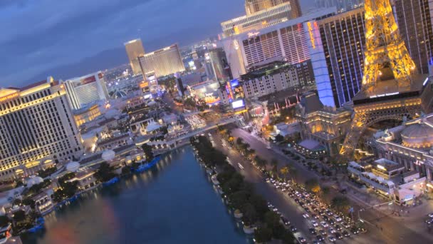 Illuminated Bellagio fountains dusk Las Vegas Blvd, Nevada, USA — Stock Video