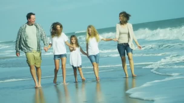 Семейная прогулка босиком по пляжу — стоковое видео