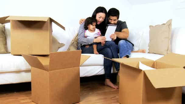 Couple playing games with daughter — Stock Video