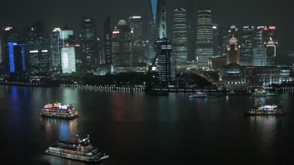 Městské budovy a osvětlené turistické lodě — Stock video