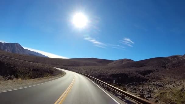 Condução através da paisagem do deserto — Vídeo de Stock