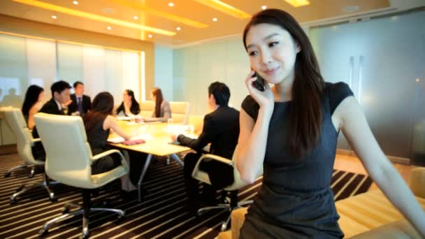 Азіатський бізнес-леді на фінансові зустрічі — стокове відео
