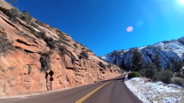 Viaje por carretera a través del paisaje escénico — Vídeo de stock