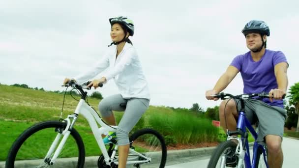 Пара, которая наслаждается прогулкой на велосипеде — стоковое видео