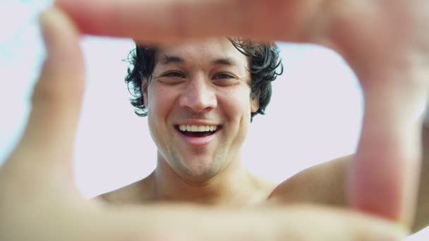 Homem na praia fazendo moldura do dedo — Vídeo de Stock