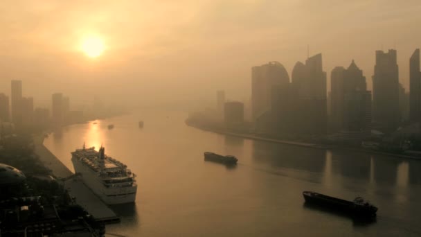 商业货运驳船上黄浦江 — 图库视频影像