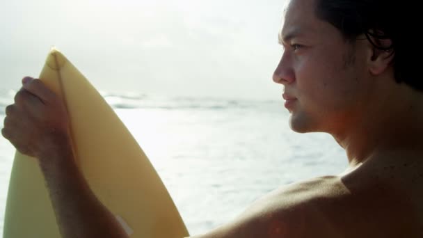 Man holding surfboard on beach — Stock Video