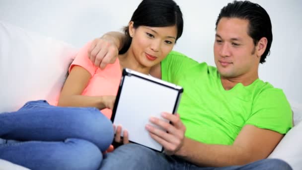 Couple utilisant une tablette sans fil — Video