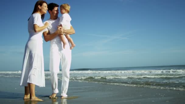 Parents avec fils en vacances à la plage — Video