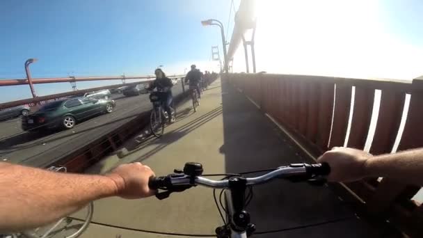 Fiets rijden op de Golden Gate Bridge — Stockvideo