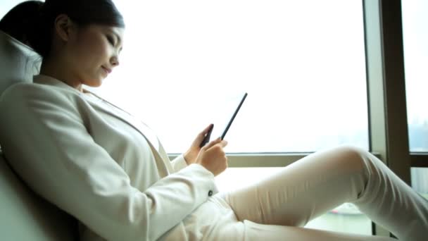 Businesswoman in hotel with tablet — Stock Video