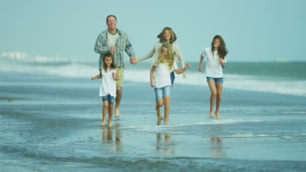 Meisjes met ouders genieten van vakantie — Stockvideo
