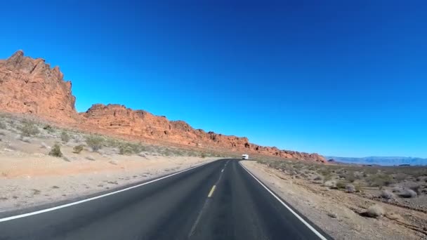 Дорожня подорож через пустельний пейзаж — стокове відео
