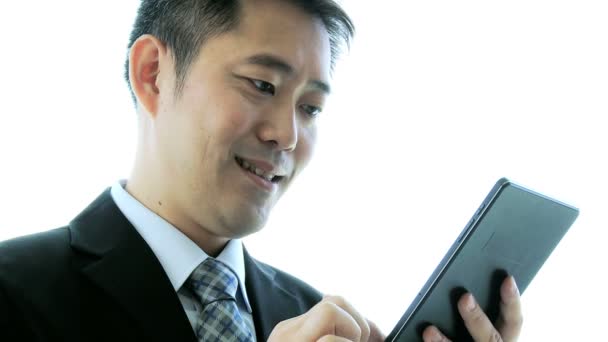 Азиатский фондовый брокер с помощью планшета — стоковое видео