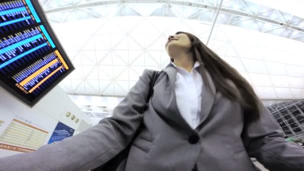 Businesswoman in international airport terminal — Stock Video