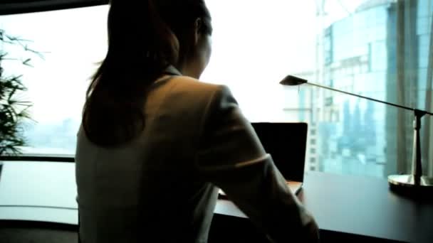 Бізнес-леді, що працює в готельній квартирі — стокове відео